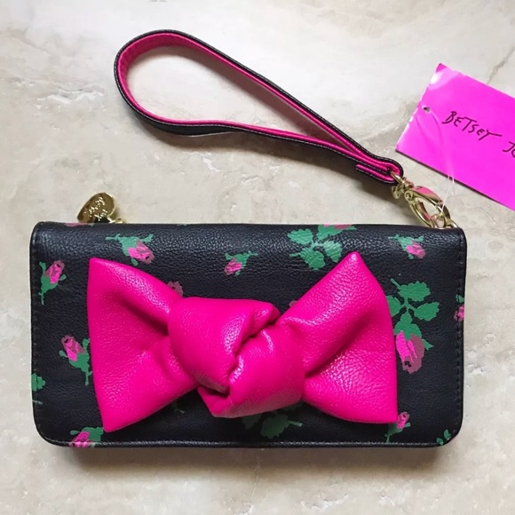Betsey Johnson Handbags - SALE‼️Betsey Johnson Wristlet Wallet